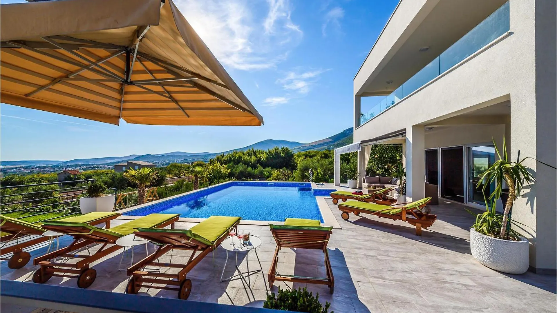 Nice Home In Kastel Stari With Jacuzzi