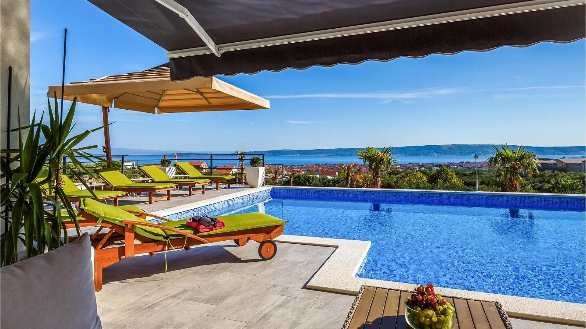 Holiday home Nice Home In Kastel Stari With Jacuzzi