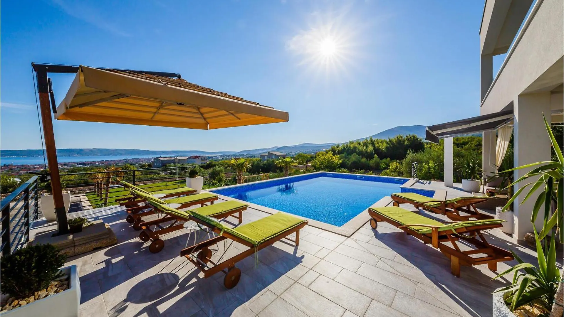 Nice Home In Kastel Stari With Jacuzzi 0*,