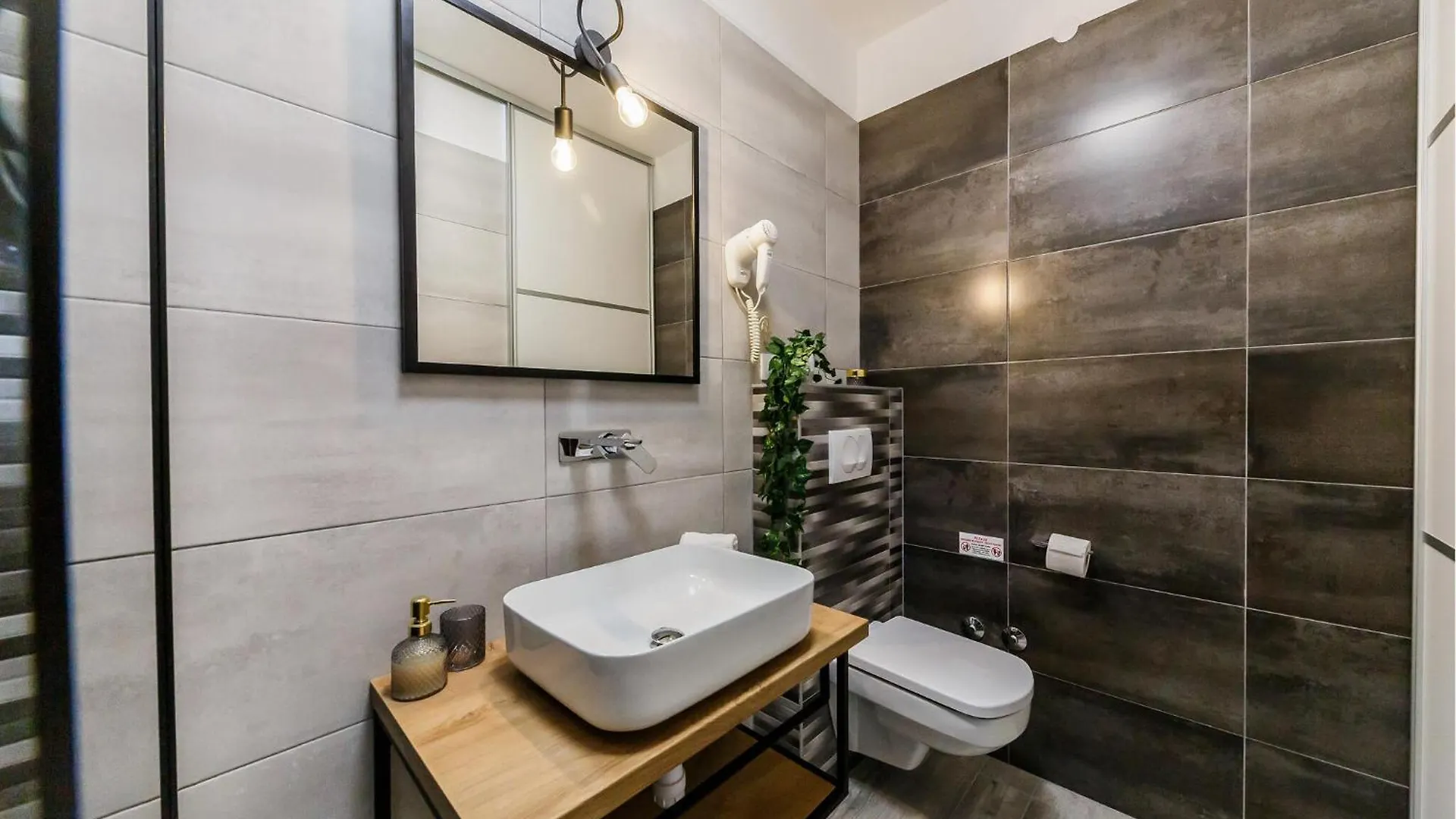 Holiday home Nice Home In Kastel Stari With Jacuzzi