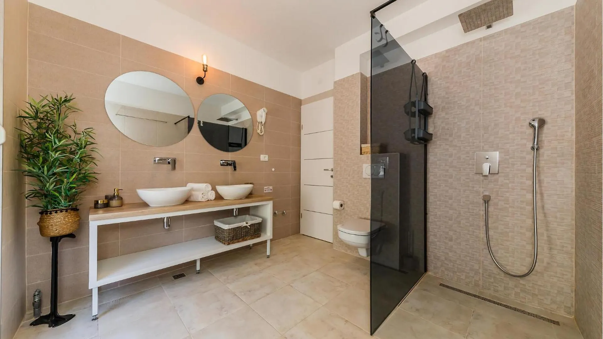 Nice Home In Kastel Stari With Jacuzzi